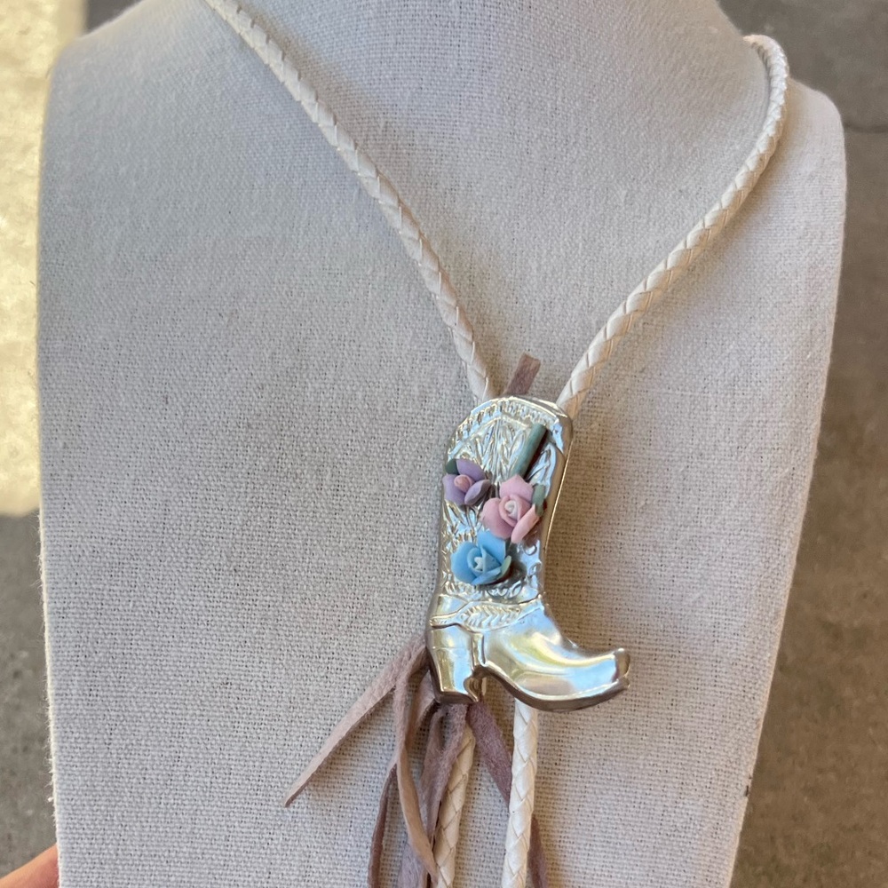 Boot pendant Western style bolo tie floral braided white cord Cowboy cowgirl - Picture 12 of 14